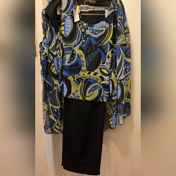 Abstract Patterned Sheer Top - Picture 3 of 4